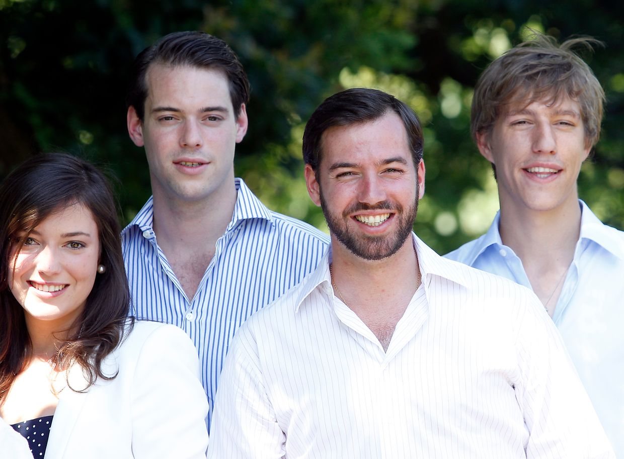 2011: In Schloss Berg park - Prince Louis (right) next to his siblings Princess Alexandra and Prince Felix (second from left) and hereditary Grand Duke Guillaume.