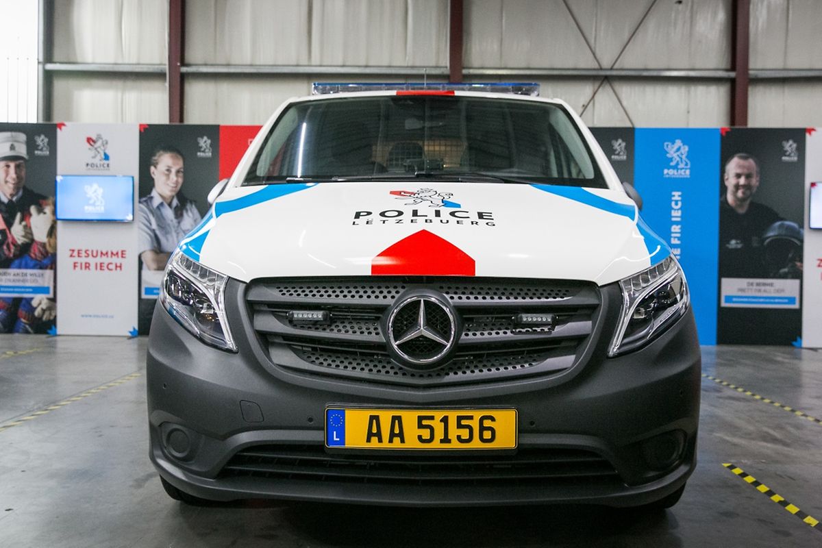 Bis März 2018 sollen 220 Fahrzeuge und 60 Motorräder, die Kommissariatsschilder, die Polizeidokumente und die Kleidung der rund 2.000 Polizisten an die neue „Corporate identity“ angepasst werden. 