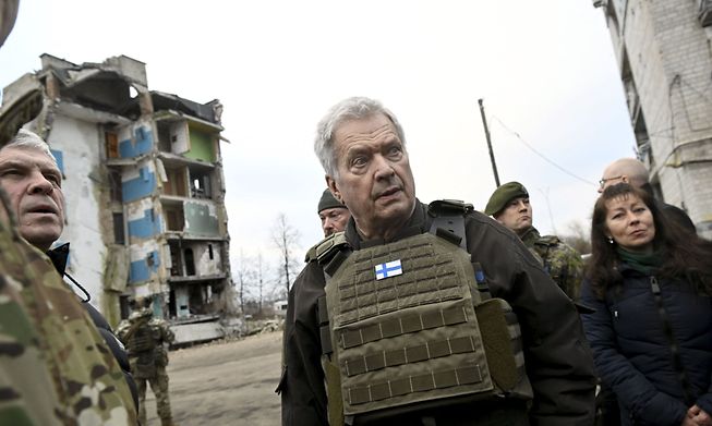 Finnish President Sauli Niinist� (C) and local officials and troops walk around the destroyed area in Borodyanka, a small Ukrainian town, some 60 km from the Ukrainian capital of Kyiv, on January 24, 2023. 