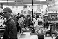 Le 9 novembre 1985, les enquêteurs investissent le supermarché Delhaize à Aalst dans les Flandres belges, à la suite d’une attaque perpétrée par le gang des « Tueurs du Brabant ».