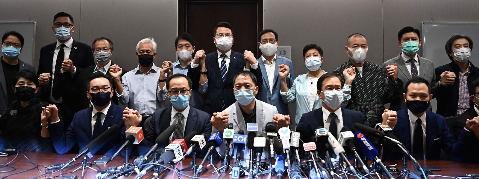 Aus Protest gegen den Rauswurf von vier Abgeordneten aus dem Hongkonger Parlament haben die Mitglieder des demokratischen Lagers nahezu geschlossen ihren Rücktritt angekündigt. 