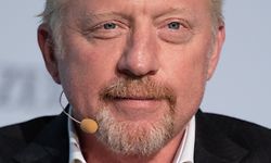 ARCHIV - 12.06.2018, Hamburg: Boris Becker, ehemaliger Tennisprofi, spricht bei der "Zeit Konferenz - Gesundheit" über sein "Leben am Limit". (Zu dpa «Zentralafrikanischer Außenminister: Becker ist kein Diplomat» vom 18.06.2018) Foto: Daniel Reinhardt/dpa +++ dpa-Bildfunk +++