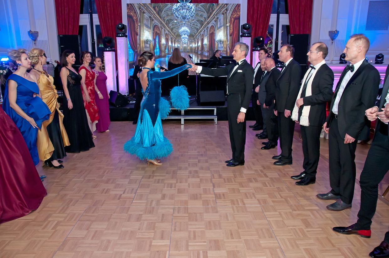 Einen live Tanzkursus  gab es an diesem Abend vom Tanzpaar Aliona Filko und Carlo Ennio Stasi (Bildmitte). 
