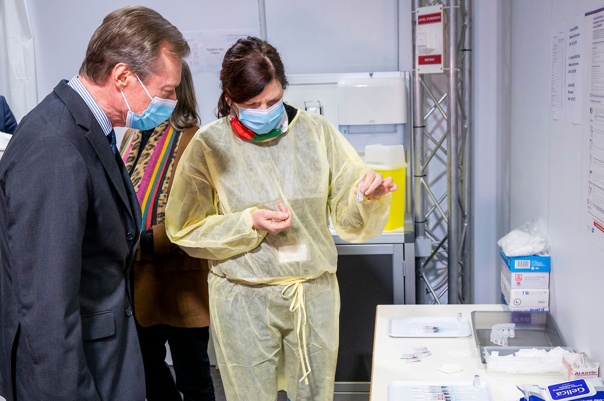 (de g. à dr.) S.A.R. le Grand-Duc ; n.c.