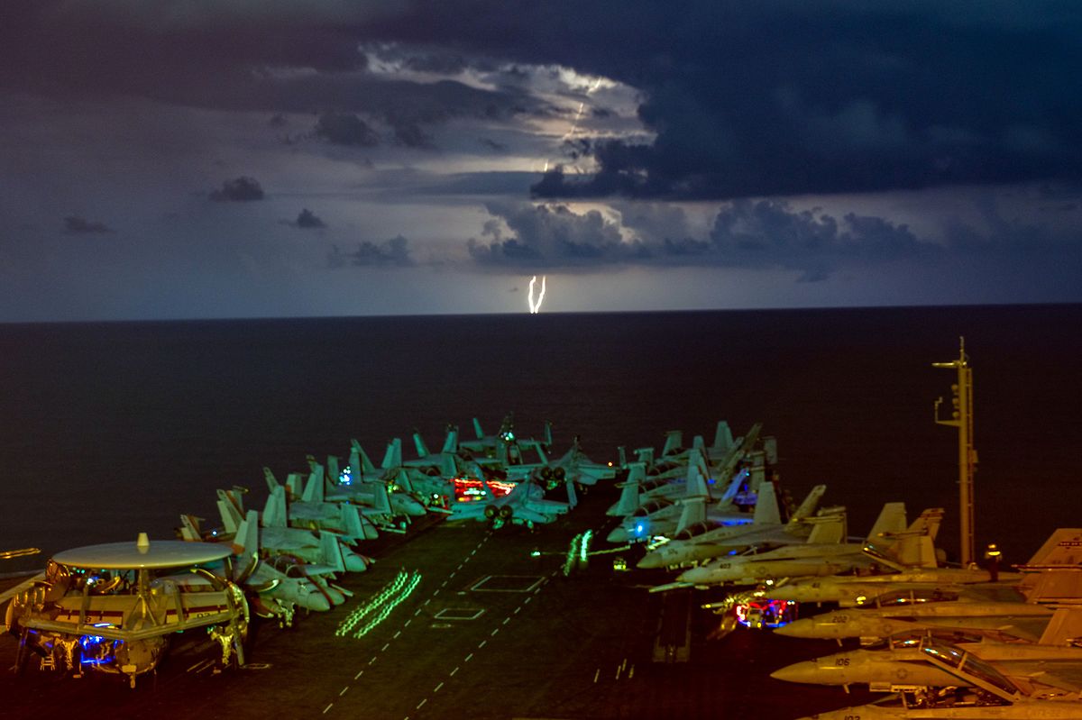Militärjets stehen auf dem Flugdeck des Flugzeugträgers USS Nimitz (CVN 68) im Südchinesischen Meer.