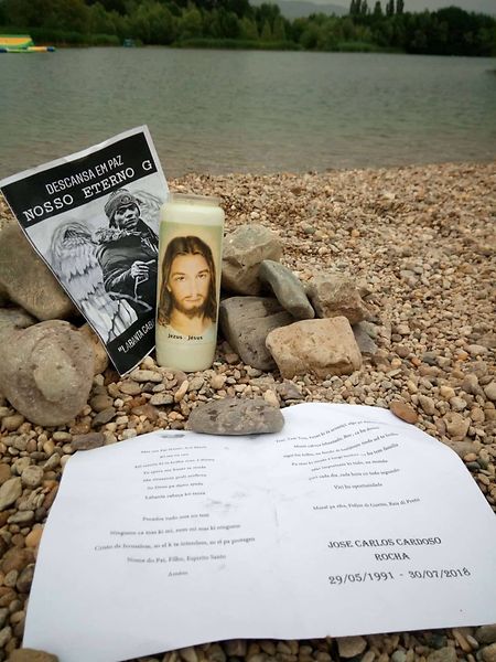 O memorial efémero foi posto no local onde o músico entrou na água.