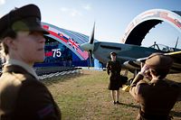 05.06.2019, Großbritannien, Portsmouth: Darstellerinnen stellen sich für ein Foto an ein historisches Flugzeug, die Spitfire, zu Beginn der Gedenkveranstaltung in Portsmouth zum 75. Jahrestag des D-Day, der Landung der Alliierten in der Normandie im Zweiten Weltkrieg. Foto: Kay Nietfeld/dpa +++ dpa-Bildfunk +++