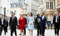 Déplacement à pied à partir du palais grand-ducal vers le Lëtzebuerg City Museum (de g. à dr.) Xavier Bettel, Premier ministre, ministre d'État, ministre de la Culture; S.A.R. la Grande-Duchesse héritière ; S.A.R. la duchesse de Cambridge ; S.A.R. le Grand-Duc héritier ;