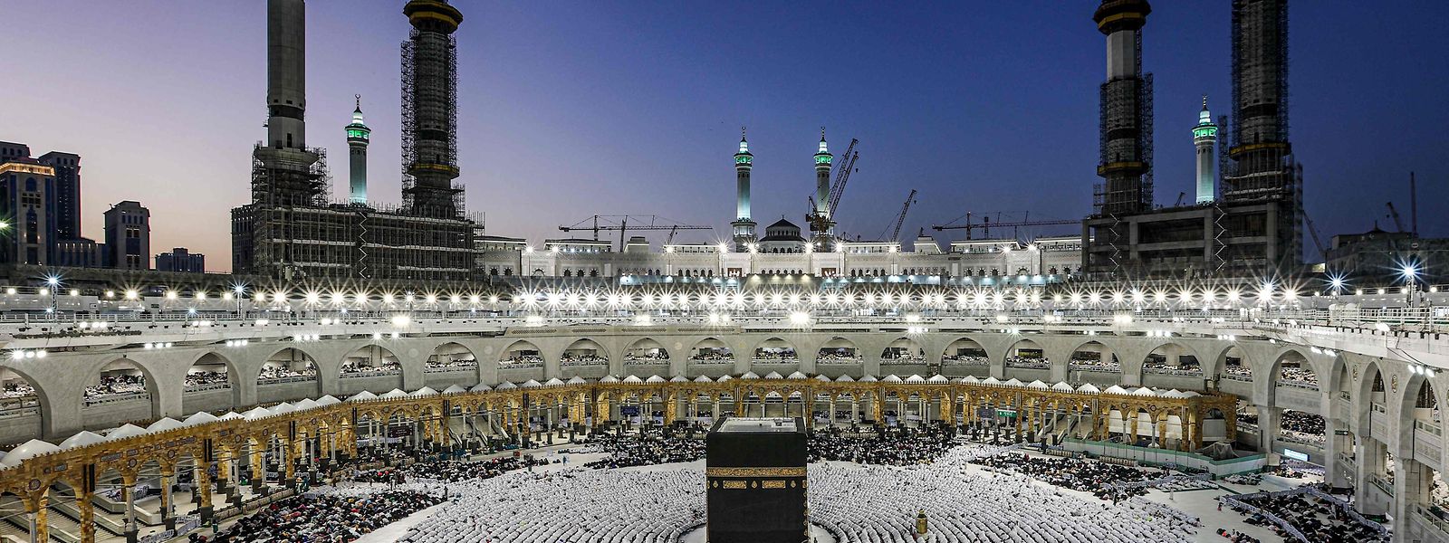 Muslimische Gläubige versammeln sich am 23. März 2023 in der großen Moschee in der heiligen Stadt Mekka vor der Kaaba, dem heiligsten Schrein des Islam.