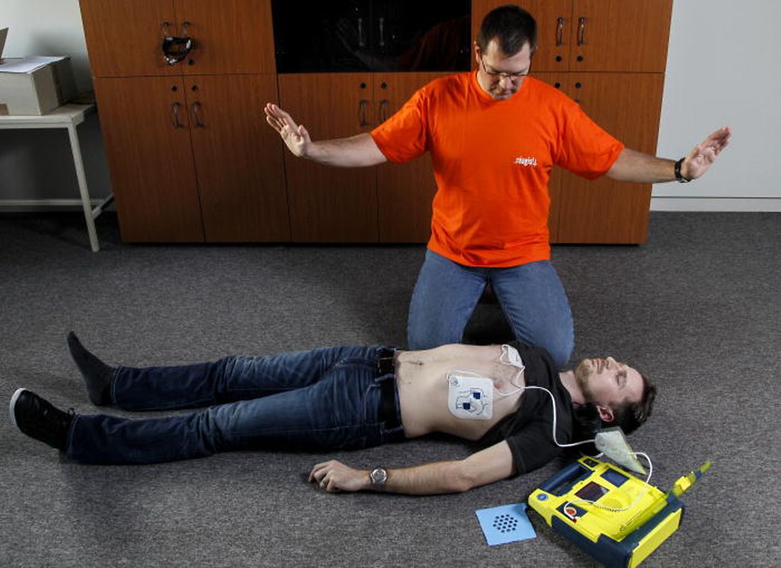 7) Finger weg: Damit der Helfer nicht selbst einen Schlag versetzt bekommt, darf er das Opfer in dieser Phase nicht berühren. Den Anweisungen des Defibrillators sollte Folge geleistet werden, bis der Rettungsdienst eintrifft.