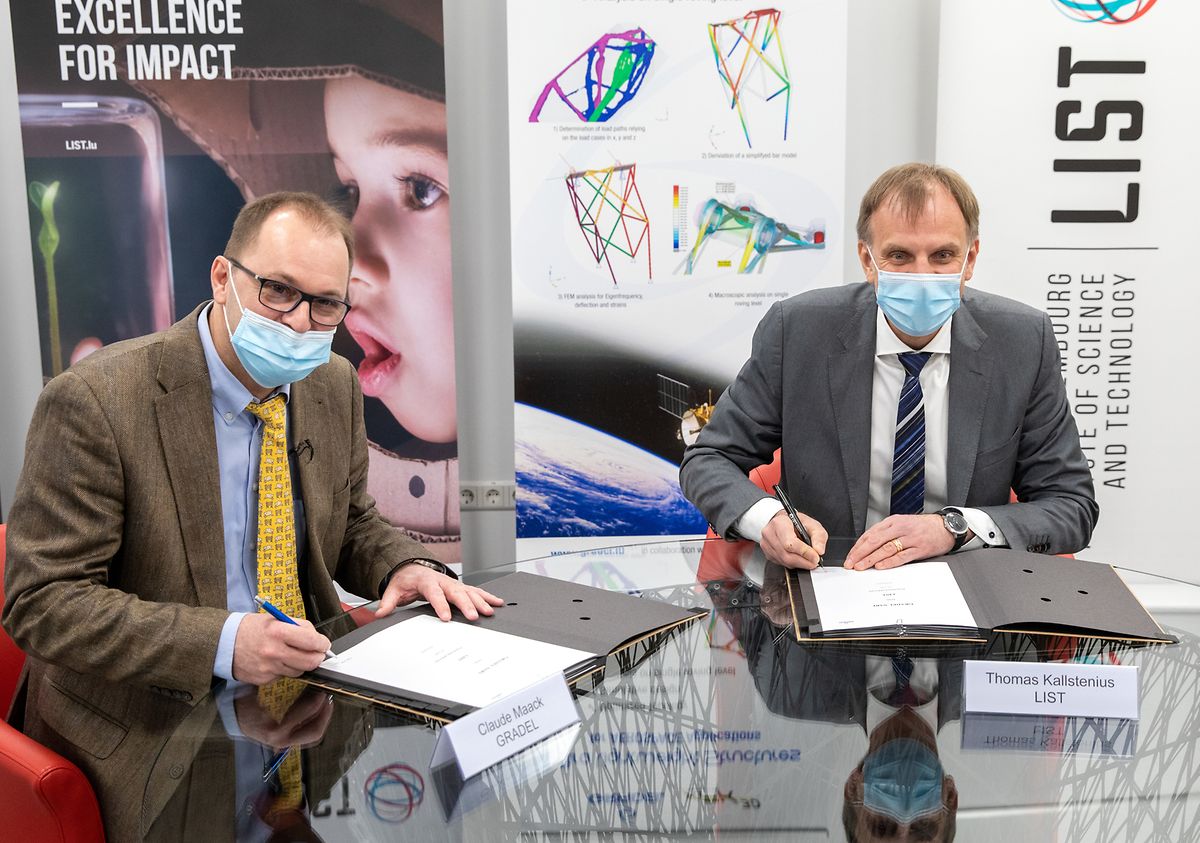 Claude Maack (links), Chef von Gradel, und Thomas Kallstenius, CEO des LIST, unterzeichnen die Kooperationsvereinbarung.