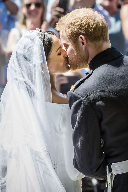 Der Moment, auf den viele Fans gewartet haben: der Kuss des Brautpaars.