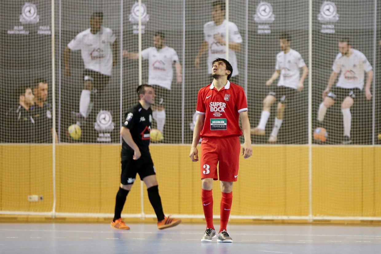 Antonio Abreu (FC Differdingen 03) mit dem Blick nach oben.