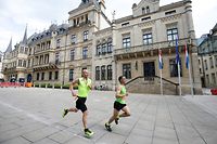 Francois Reding (links) und Domingos Silva vor der Chamber/ Leichtathletik Saison 2018 / 22.04.2018 /DKV Urban Trail Luxemburg 2018 / , Luxemburg /Foto: Ben Majerus