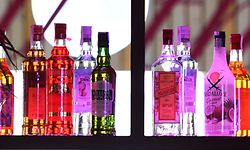 ARCHIV - 08.05.2016, Spanien, Palma de Malloca: Alkoholflaschen stehen in der Partylocation Megapark in der Vip-Lounge Privee Excellent Lounge in S'Arenal an der Playa de Palma. Die Regionalregierung der Balearen verabschiedete am Freitag einen Gesetzeserlass, wonach All-Inklusive-Hotels an der bei deutschen Urlaubern sehr beliebten Playa de Palma ab Februar nicht mehr unbegrenzt kostenfreien Alkohol anbieten dürfen. (zu dpa "Neue Maßnahmen gegen Sauf-Tourismus auf Mallorca und Ibiza") Foto: Jens Kalaene/zb/dpa +++ dpa-Bildfunk +++