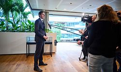 Der niederländische Finanzminister, Wopke Hoekstra, spricht mit der Presse nach der Ankündigung, dass die drittgrößte niederländische Bank ABN Amro ein Bußgeld zahlen muss.