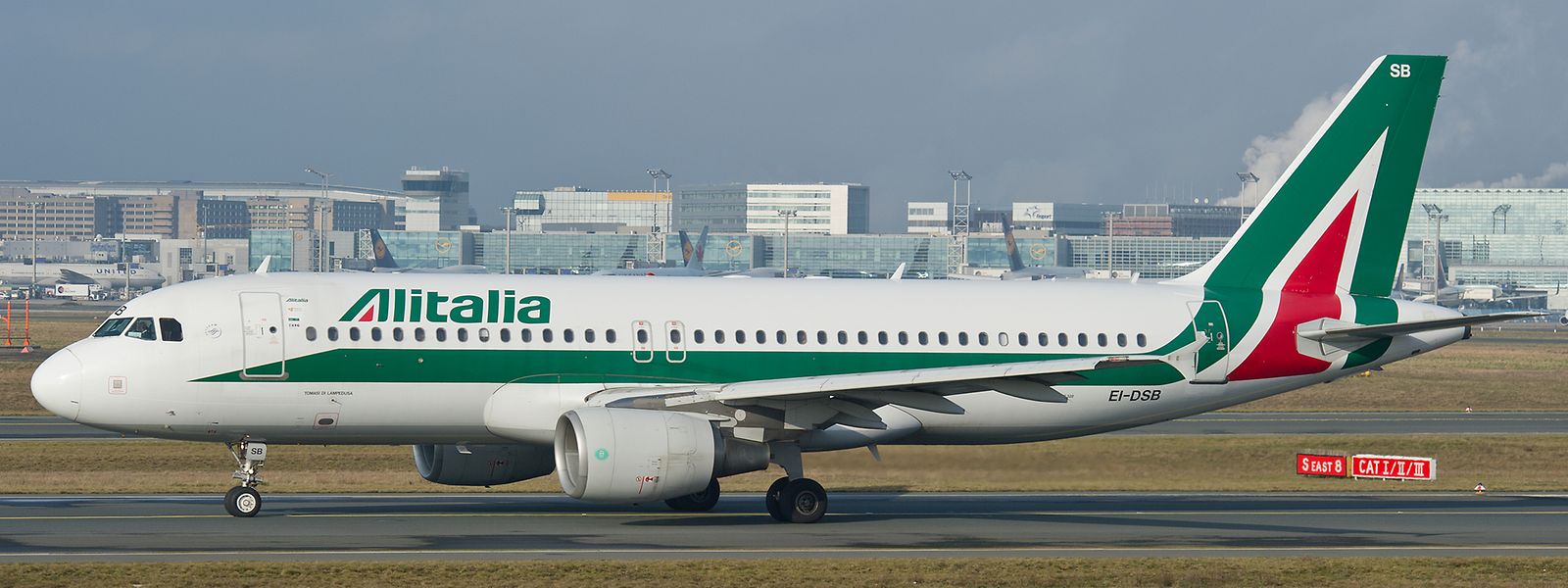 Ein Airbus A320 der italienischen Airline Alitalia rollt auf dem Flughafen Frankfurt zum Start.