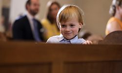 Kleiner Entdecker: Prinz Liam im September bei der Taufe seines Cousins Charles in der Abteikirche von Clerf.