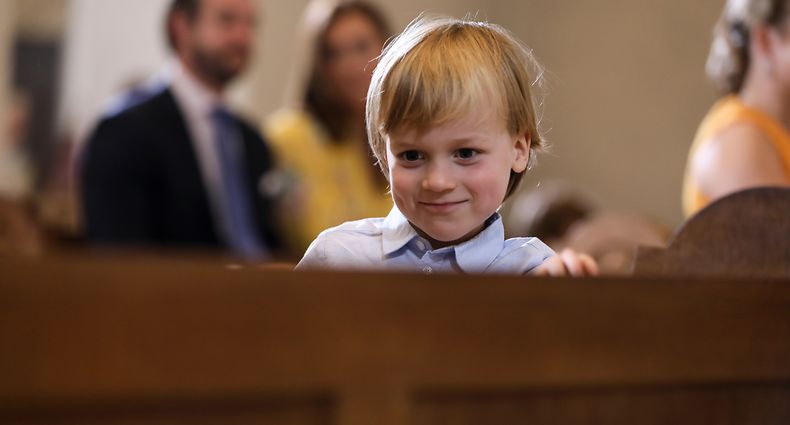 Kleiner Entdecker: Prinz Liam im September bei der Taufe seines Cousins Charles in der Abteikirche von Clerf.