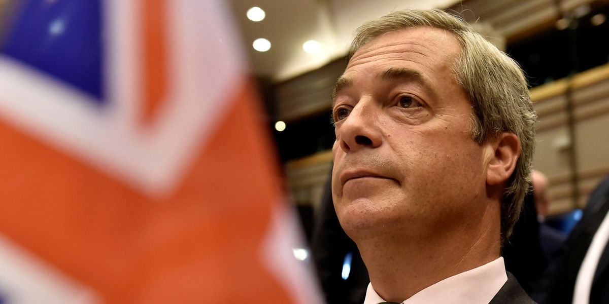 Nigel Farage tritt offiziell wegen zu großer Arbeitsbelastung zurück.