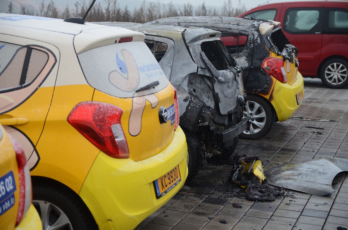 Zwei Autos brannten vollständig aus, zwei weitere wurden schwer beschädigt und sind als Totalschaden anzusehen.