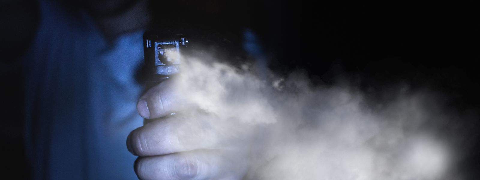 Bei den drei Taten, bei denen die Täter ihre Opfer in deren Wohnhäusern in ihre Gewalt brachten, waren sie mit Pfefferspray bewaffnet.