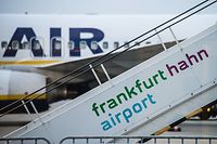 Eine Gangway mit der Aufschrift «frankfurt hahn airport» steht auf dem Rollfeld des Hunsrück-Flughafens Hahn. 