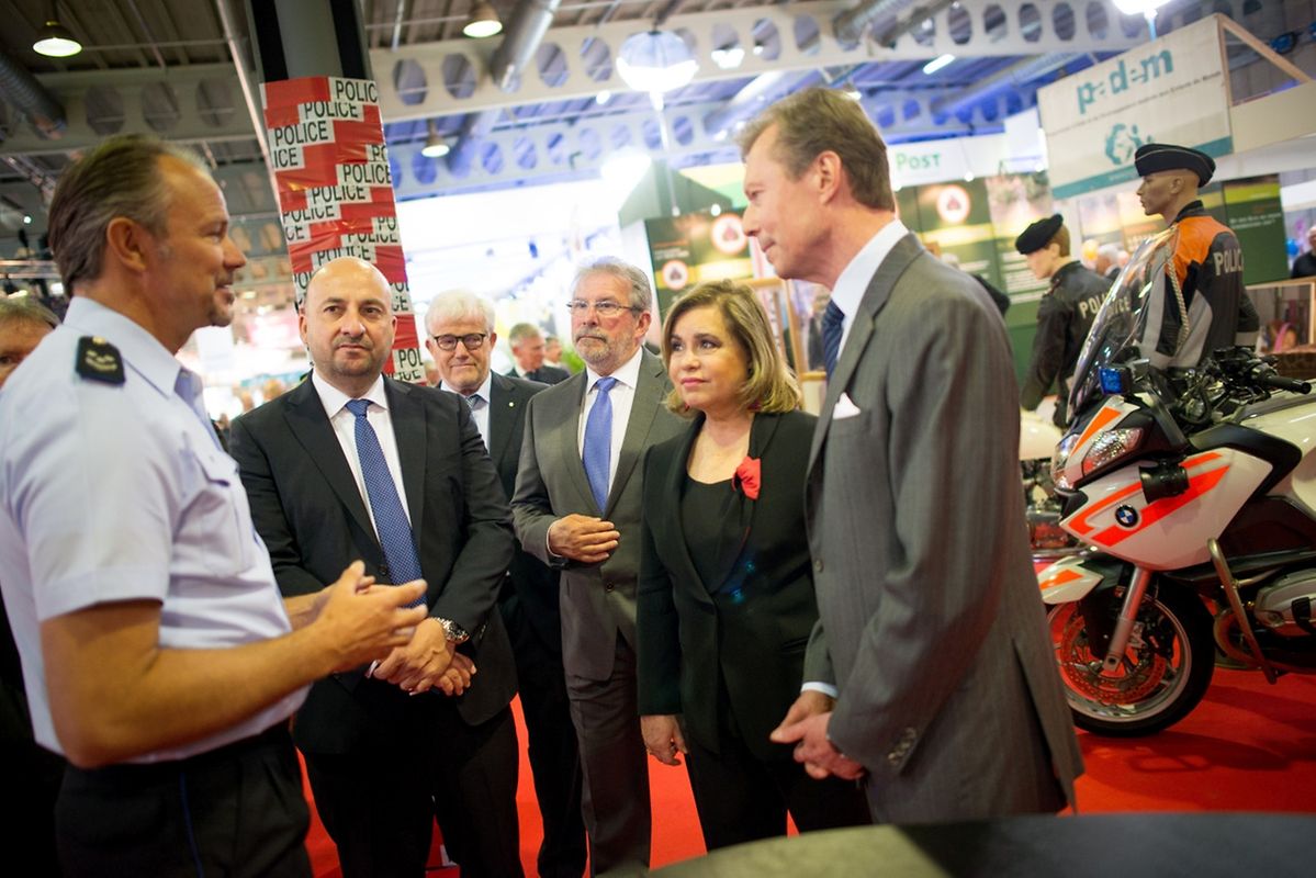 Auf dem Weg zu den Ausstellern: Das großherzogliche Paar auf Stippvisite auf der Frühjahrsmesse. 