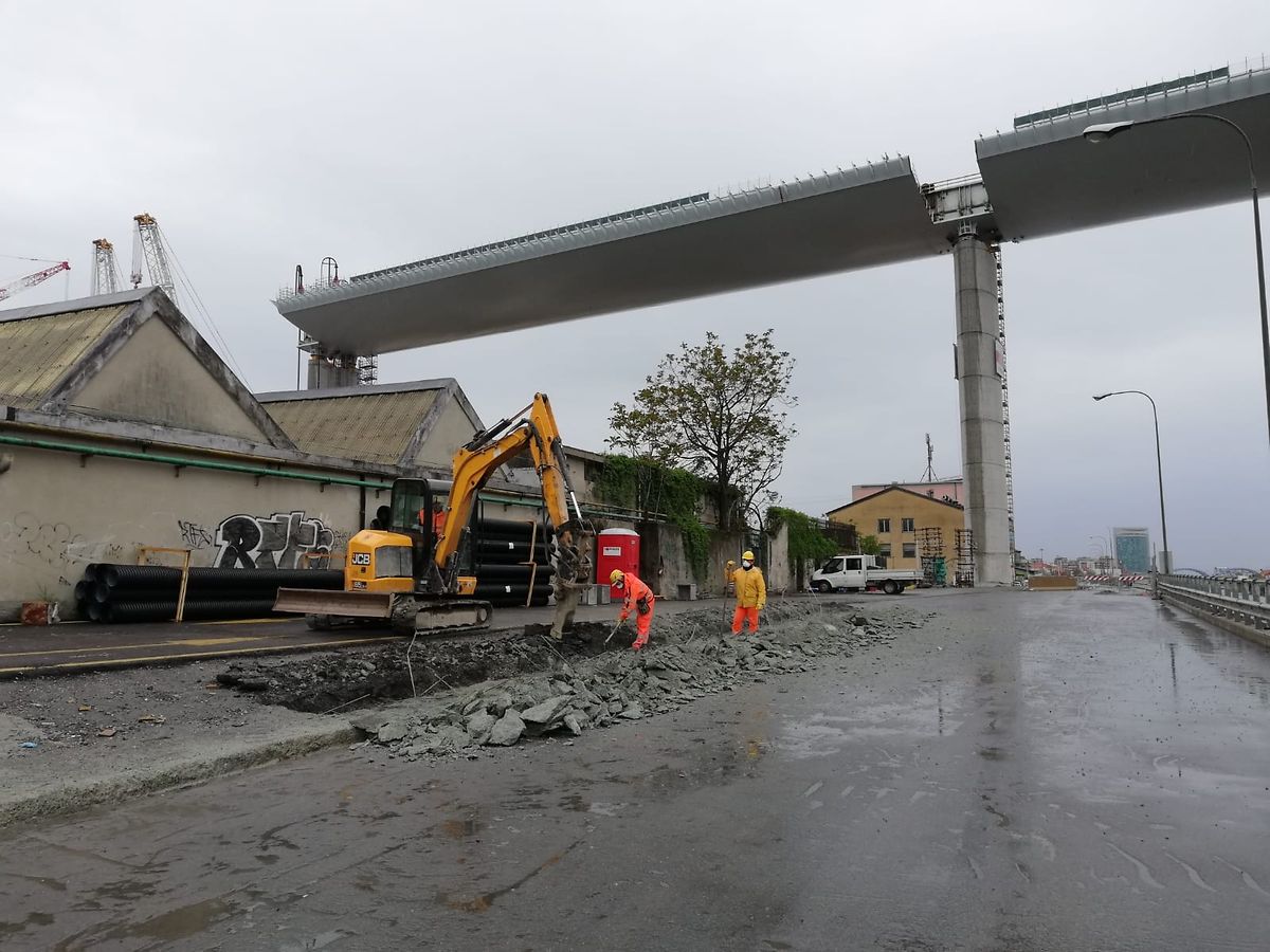 Die letzten Bauarbeiten an der neuen Autobahnbrücke. Das alte Morandi-Viadukt war im August vor zwei Jahren eingestürzt, 43 Menschen stürzten in die Tiefe und verloren ihr Leben. 