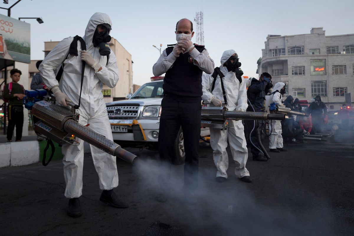 Teheran: Feuerwehrmannschaften, die Schutzanzüge tragen, führen wegen des Coronavirus-Ausbruchs Desinfektionsarbeiten durch. 