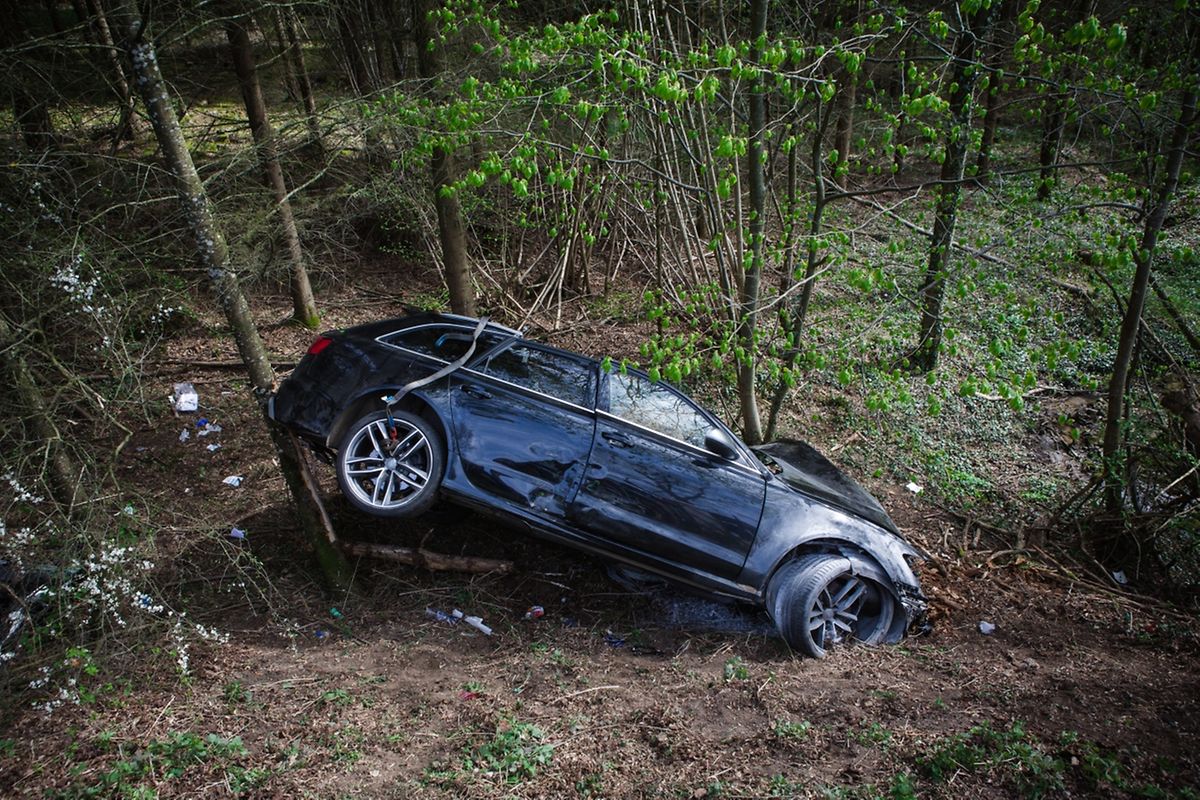 Eine Person wurde in ihrem Wagen eingeklemmt.