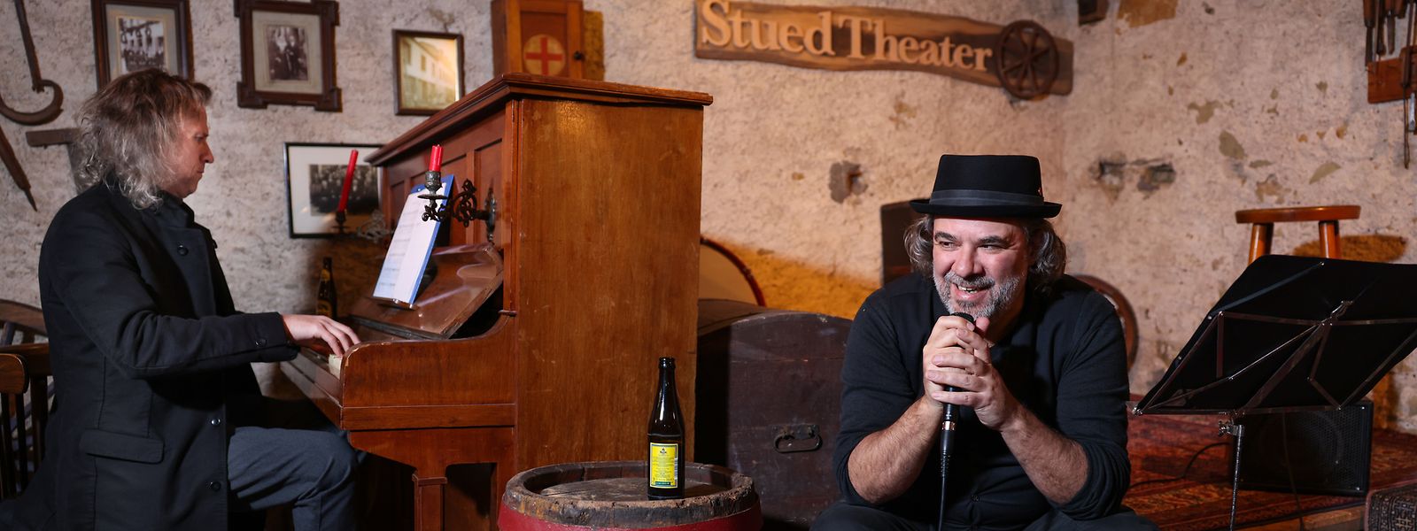 Georges Urwald (l.) und Serge Tonnar, Klavier und Stimme, eine Flasche Bier oder ein Glas Wein, ein Liederabend in einer alten urigen Werkstatt am Moselgestade in Grevenmacher.