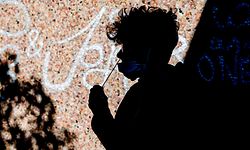 ARCHIV - 09.06.2021, Berlin: Ein Schüler macht auf dem Schulhof einer Schule im Berliner Ortsteil Britz einen Antigen-Schnelltest. (zu dpa: «Buchreihe sammelt Schul-Erfahrungen in der Pandemie») Foto: Christoph Soeder/dpa +++ dpa-Bildfunk +++