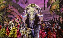 Die Akrobaten von „Afrika! Afrika!“ ziehen die Zuschauer mit ihrem euphorischen Auftreten in den Bann.