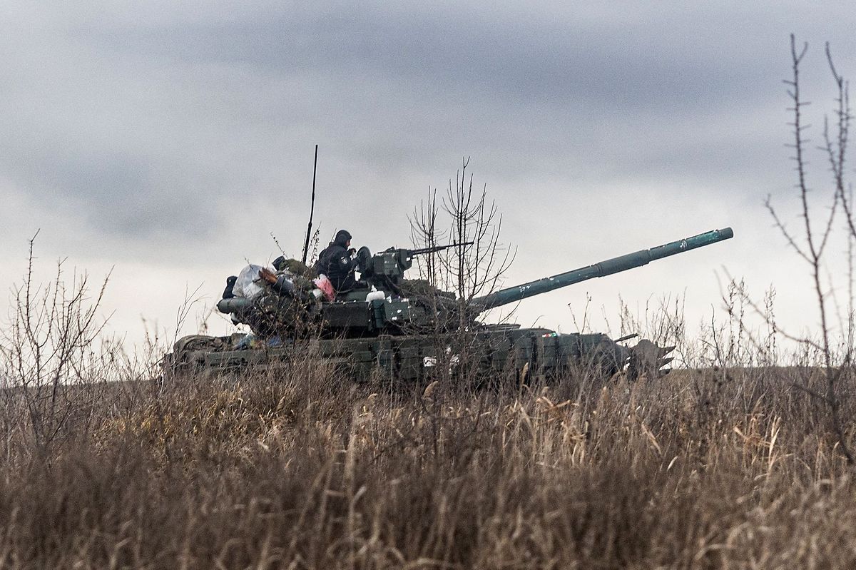 Ukrainian servicemen take position with a tank, 30 December, 2022