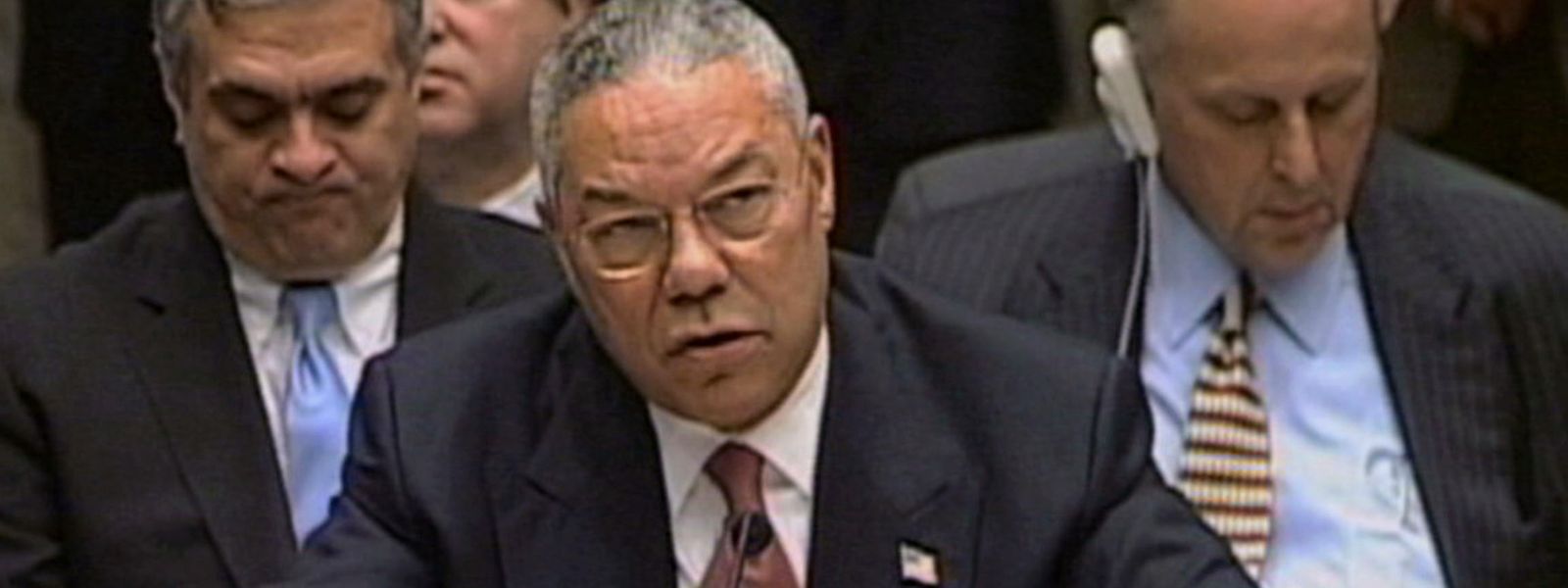 Der damalige US-Außenminister Colin Powell (Bildmitte) 2003 im UN-Sicherheitsrat. Er rechtfertigte die Invasion im Irak mit angeblichen Massenvernichtungswaffen in den Händen von Diktator Saddam Hussein.
