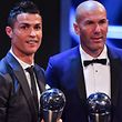 Cristiano Ronaldo, eleito melhor jogador, acompanhado de Zinedine Zidane, melhor treinador, ambos do Real Madrid