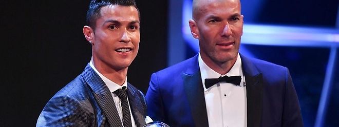 Cristiano Ronaldo, eleito melhor jogador, acompanhado de Zinedine Zidane, melhor treinador, ambos do Real Madrid