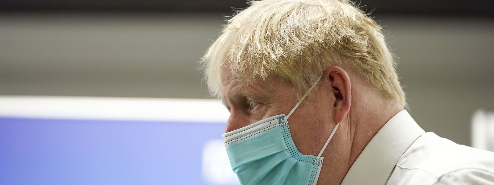 Boris Johnson trägt Mund-Nasen-Schutz, als er Anfang Januar ein Impfzentrum im Guttman Centre im Stoke Mandeville Stadium besucht.