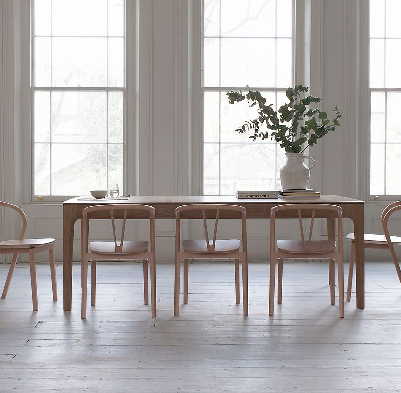 Eine Tafel bekommt am besten viel Raum, um zu wirken. Auch Ercol wirbt so für seinen Tisch «Romana», den es in einer Länge von bis zu 2,75 Metern gibt (3290 Euro).