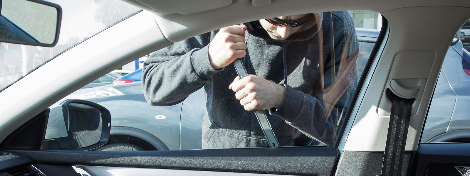 Zur Prävention empfiehlt die Polizei, keine Wertgegenstände sichtbar im Fahrzeuginneren zurückzulassen.