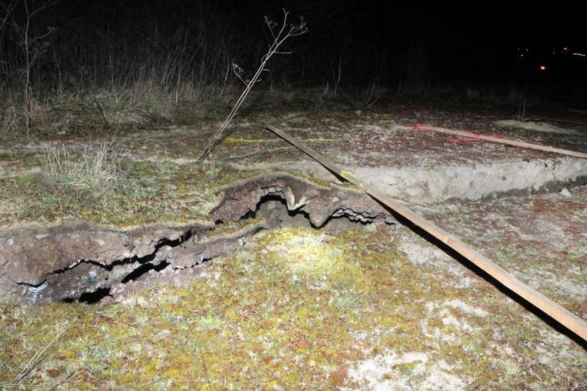 Beachtliche Risse tun sich im Boden auf.
