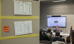 In Lehrveranstaltungen wie der von Katja Hagedorn  lernen die Studierenden von Szeneinsidern ganz praxisnah, was es heißt, später im Kulturbereich zu arbeiten.