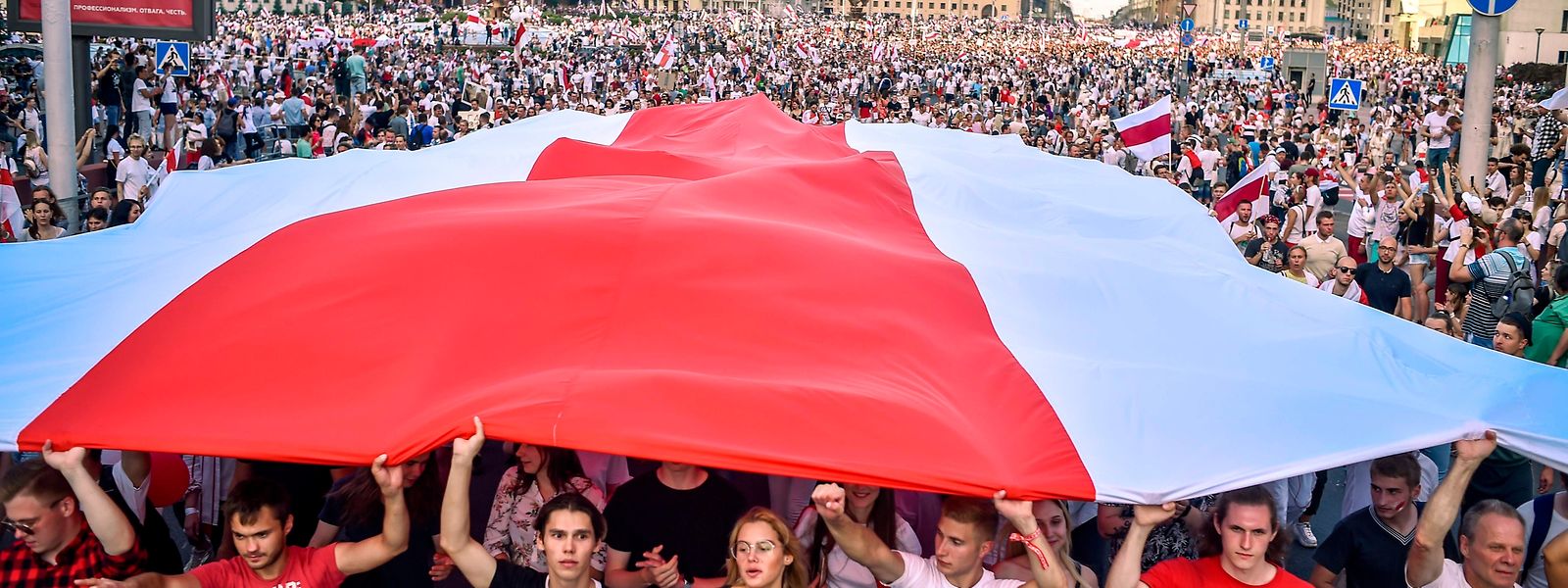 Alleine in der belarussischen Hauptstadt Minsk nahmen am Sonntag mindestens 100.000 Menschen an Protesten gegen Staats- und Polizeiwillkür teil.