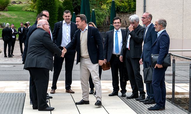 Prime Minister Xavier Bettel greets delegates at the beginning of the tripartite talks this month