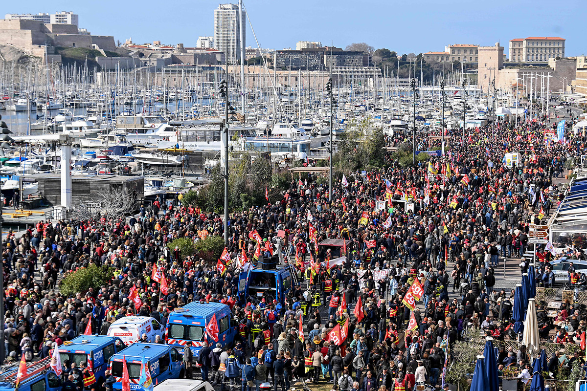 Seit Wochen demonstrieren Millionen Menschen in Frankreich - wie hier in Marseille - gegen die Rentenpläne der Regierung.