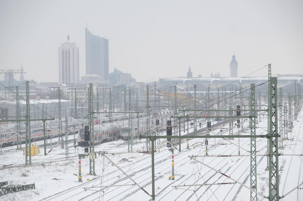 Das Winterwetter hat den Norden und die Mitte Deutschlands fest im Griff. Schnee und Eis sorgen für massive Verkehrsprobleme, manche haben aber auch ihren Spaß daran.