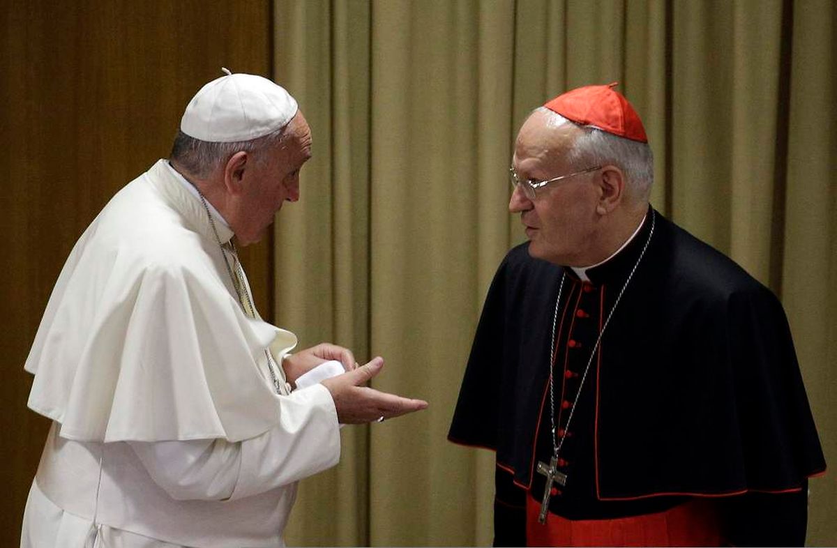 Papst Franziskus im Gespräch mit dem ungarischen Kardinal Peter Erdö, der seine Rede auf Italienisch hielt. Latein ist bei der Synode nicht Verkehrssprache.