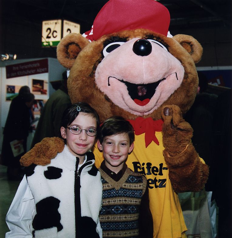 Auf der „Vakanz": Prinzessin Alexandra und Prinz Sébastien mit dem Eifel-Petz aus dem Eifelpark Gondorf.