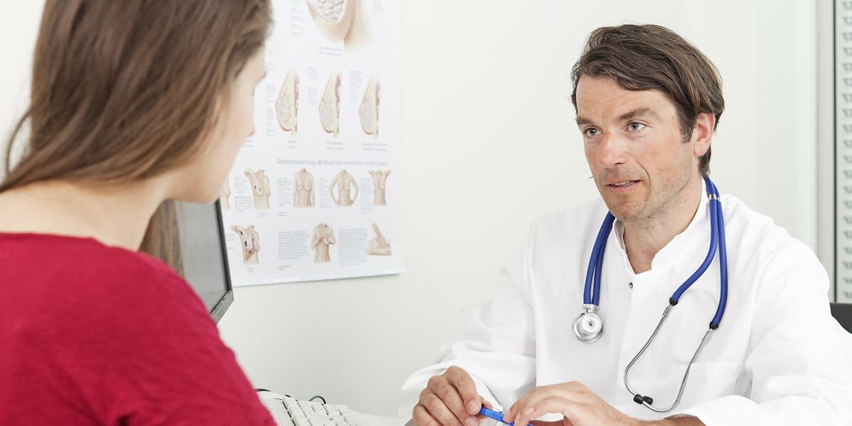 Schnell zum Arzt: PCOS wird mit der Zeit immer schlimmer. Betroffene sollten daher so schnell wie möglich mit der Therapie beginnen. 